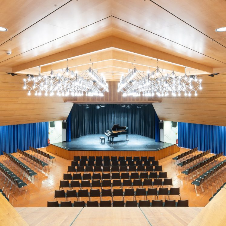 Saal mit Bühne und Flügel